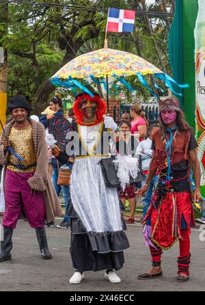 Kostümierte Charaktere bei der Karnevalsparade La Vega in der Dominikanischen Republik. Die erste dokumentierte Karnevalsfeier im heutigen Dominikaner Stockfoto