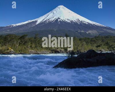 Die Petrohue Wasserfälle, ein Wasserfall im Wasserrutschmuster am Petrohue River vom Todos Los Santos See in der Nähe von Puerto Varas, Chile. Stockfoto