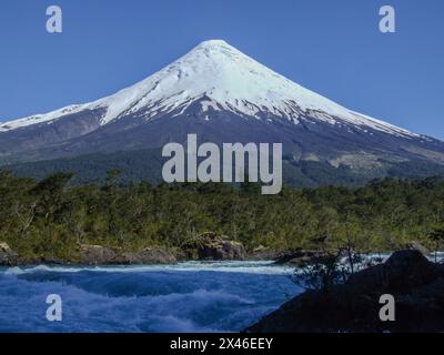 Die Petrohue Wasserfälle, ein Wasserfall im Wasserrutschmuster am Petrohue River vom Todos Los Santos See in der Nähe von Puerto Varas, Chile. Stockfoto