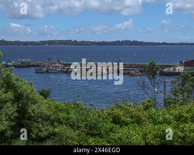 Fischerboote legten im Hafen von Ancud, Chiloe Island, Chile an. Stockfoto