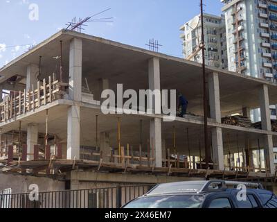 Industriegebiet. Baustelle am Stadtrand. Baurahmen. Kaputte Autos Stockfoto