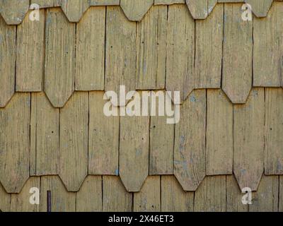 Architektonische Details der typischen Holzschindelverkleidung an Häusern in Ancud, Chiloe, Chile. Die Holzschindeln sind widerstandsfähiger gegen nasses, regnerisches Wetter Stockfoto