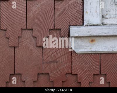 Architektonische Details der typischen Holzschindelverkleidung an Häusern in Ancud, Chiloe, Chile. Die Holzschindeln sind widerstandsfähiger gegen nasses, regnerisches Wetter Stockfoto