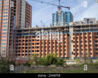 Industriegebiet. Baustelle am Stadtrand. Baurahmen. Stockfoto