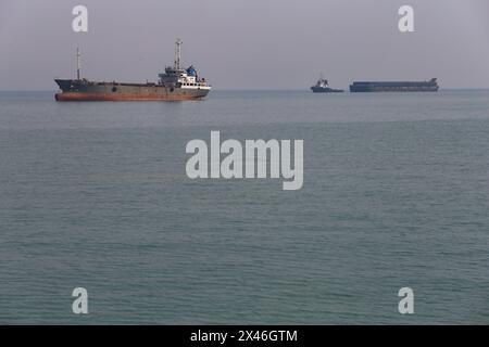 Bushehr, Iran. April 2024. Frachtschiffe fahren im Persischen Golf im südlichen Iran. Der Persische Golf ist ein Mittelmeer in Westasien. Es ist eine Erweiterung des Indischen Ozeans zwischen dem Iran und der Arabischen Halbinsel. Die Straße von Hormuz verbindet sie mit dem Golf von Oman im Osten. Das Delta des Shatt al-Arab River bildet die nordwestliche Küste. (Kreditbild: © Rouzbeh Fouladi/ZUMA Press Wire) NUR REDAKTIONELLE VERWENDUNG! Nicht für kommerzielle ZWECKE! Stockfoto