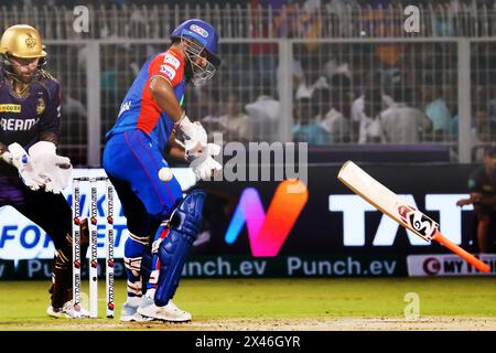 Kalkutta, Indien. April 2024. Die Rishabh Pant von Delhi Capitals verliert den Schläger während des Cricketspiels der Indian Premier League (IPL) 20 zwischen den Kalkutta Knight Riders und Delhi Capitals. Am 29. April 2024 in Kalkutta City, Indien. (Foto: Dipa Chakraborty/Eyepix Group/SIPA USA) Credit: SIPA USA/Alamy Live News Stockfoto