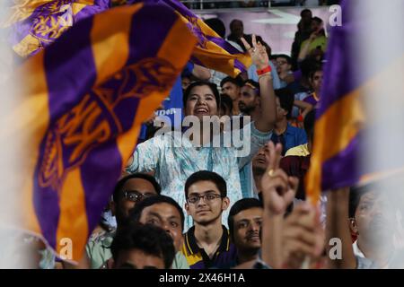 Kalkutta, Indien. April 2024. Die Fans der Kolkata Knight Riders unterstützen ihr Team beim Cricket-Spiel der Indian Premier League (IPL) 20 zwischen den Kolkata Knight Riders und Delhi Capitals. Am 29. April 2024 in Kalkutta City, Indien. (Foto: Dipa Chakraborty/Eyepix Group/SIPA USA) Credit: SIPA USA/Alamy Live News Stockfoto