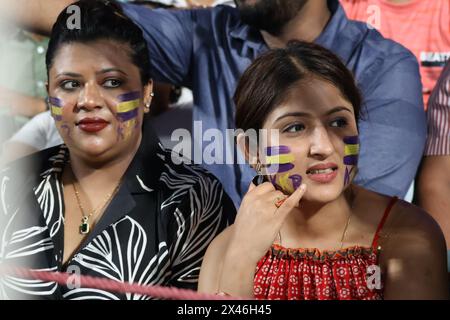 Kalkutta, Indien. April 2024. Die Fans der Kolkata Knight Riders unterstützen ihr Team beim Cricket-Spiel der Indian Premier League (IPL) 20 zwischen den Kolkata Knight Riders und Delhi Capitals. Am 29. April 2024 in Kalkutta City, Indien. (Foto: Dipa Chakraborty/Eyepix Group/SIPA USA) Credit: SIPA USA/Alamy Live News Stockfoto