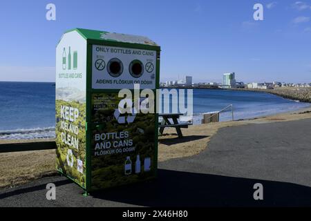 Recycling-Abfallbehälter für Flaschen und Dosen, Sjosund, in der Nähe von Reykjavik, Island Stockfoto