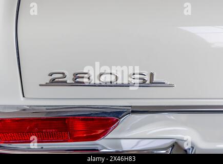 Detailbild eines 280 sl mercedes-Namens auf dem Kofferraum Stockfoto