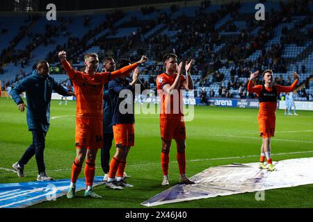 COVENTRY, Großbritannien - 30. April 2024: Die Spieler von Ipswich Town feiern nach dem EFL-Meisterschaftsspiel zwischen Coventry City FC und Ipswich Town FC in der Coventry Building Society Arena (Foto: Craig Mercer/ Alamy Live News) Stockfoto