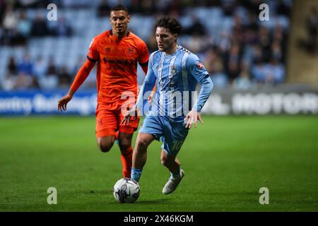 Coventry, Großbritannien. April 2024 30. Callum O'Hare von Coventry City bricht mit dem Ball während des Sky Bet Championship Matches Coventry City gegen Ipswich Town in Coventry Building Society Arena, Coventry, Großbritannien, 30. April 2024 (Foto: Gareth Evans/News Images) in Coventry, Großbritannien am 30. April 2024. (Foto: Gareth Evans/News Images/SIPA USA) Credit: SIPA USA/Alamy Live News Stockfoto