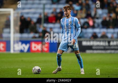 Coventry, Großbritannien. April 2024 30. Josh Eccles von Coventry City in Aktion während des Sky Bet Championship Matches Coventry City gegen Ipswich Town in Coventry Building Society Arena, Coventry, Großbritannien, 30. April 2024 (Foto: Gareth Evans/News Images) in Coventry, Großbritannien am 30. April 2024. (Foto: Gareth Evans/News Images/SIPA USA) Credit: SIPA USA/Alamy Live News Stockfoto