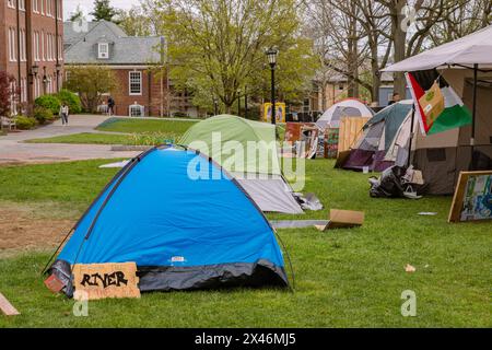 Medford, MA, USA-30. April 2024: Pro-palästinensische Demonstranten an der Tufts University errichteten ein Zeltlager, um gegen den Krieg in Gaza zu protestieren. Stockfoto