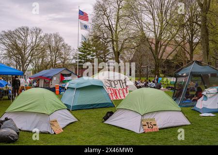 Medford, MA, USA-30. April 2024: Pro-palästinensische Demonstranten an der Tufts University errichteten ein Zeltlager, um gegen den Krieg in Gaza zu protestieren. Stockfoto