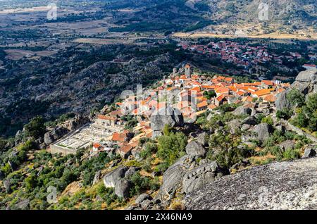 Panoramablick auf das mittelalterliche Dorf Monsanto in Portugal. Bezirk Guarda Stockfoto