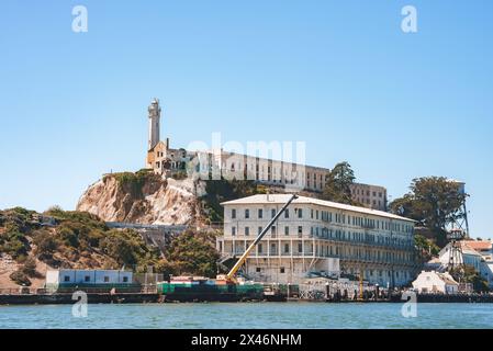 Alcatraz Island, San Francisco ehemaliges Hauptgefängnis, keller und Leuchtturm vor blauem Himmel. Stockfoto