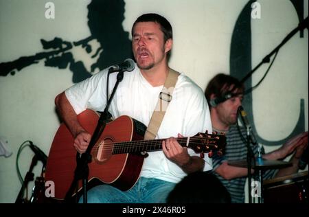 Stuart Adamson, Leadsänger von The Skids und Big Country, spielte am 2. September 1994 in London bei einem Solo-Auftritt Stockfoto