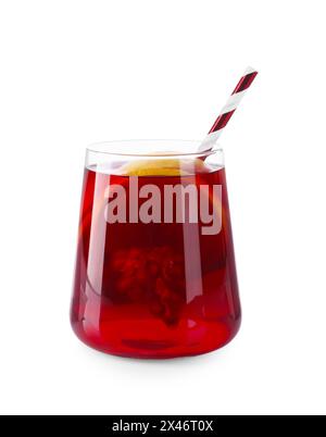 Weihnachtsgetränk Sangria im Glas auf weißem Hintergrund Stockfoto