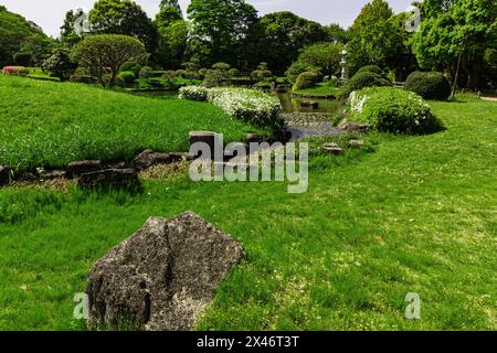 Akebonoyama Park Japanischer Garten - Ein kleiner japanischer Garten, in dem Besucher traditionelle japanische Teezeremonie erleben können. Der Garten zum Spazieren am Teich Stockfoto