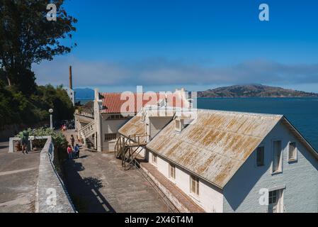 Alcatraz Gefängnisarchitektur mit Besuchern in San Francisco Stockfoto