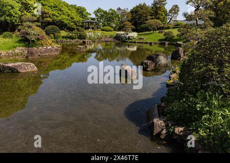 Akebonoyama Park Japanischer Garten - Ein kleiner japanischer Garten, in dem Besucher traditionelle japanische Teezeremonie erleben können. Der Garten zum Spazieren am Teich Stockfoto