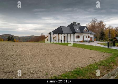Ein wunderschöner Herbst in den polnischen Bergen der Insel Beskiden in Kleinpolen Stockfoto