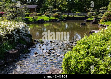 Akebonoyama Park Japanischer Garten - Ein kleiner japanischer Garten, in dem Besucher traditionelle japanische Teezeremonie erleben können. Der Garten zum Spazieren am Teich Stockfoto