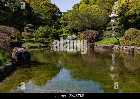 Akebonoyama Park Japanischer Garten - Ein kleiner japanischer Garten, in dem Besucher traditionelle japanische Teezeremonie erleben können. Der Garten zum Spazieren am Teich Stockfoto