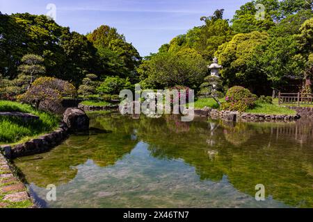 Omiya Park Japanese Garden – der Garten umgibt den Kürbisteich, der offiziell Hyotan Pond genannt wird. Der Garten befindet sich im Omiya Park. Es gibt Stockfoto