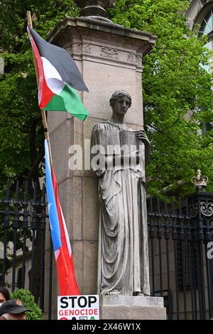 New York, New York, USA. April 2024 30. Pro-palästinensische Studenten der Columbia University haben die Nacht in Hamilton Hall auf dem Campus verbracht. Das war, nachdem sie sich über Nacht in Hamilton verbarrikadiert hatten, was zu einer sehr engen Sicherheitskontrolle geführt hat, um auf den Campus zu gelangen. Nur aktuelle Studenten und "wesentliche Arbeitnehmer" dürfen durch die Tore. Sie verhandeln weiterhin mit der Universität über ihre Forderungen. Auf der Broadway-Seite des Campus setzen die Demonstranten ihre Unterstützung fort. (Kreditbild: © Andrea Renault/ZUMA Press Wire) NUR REDAKTIONELLE VERWENDUNG! Nicht für kommerzielle ZWECKE! Stockfoto