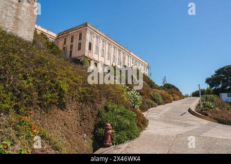 Historische Alcatraz Gefängnisfassade unter blauem Himmel, San Francisco, USA Stockfoto