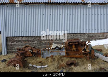 Ein alter Traktor in der Nähe des Malariff Leuchtturms in Island Stockfoto