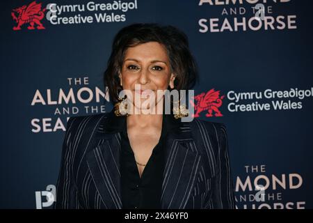 LONDON, ENGLAND – APRIL 30: Meera Syal nimmt am 30. April 2024 an der britischen Premiere von The Almond and the Seahorse im Vue West End Teil. Stockfoto