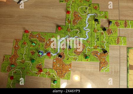 Mozyr, Weißrussland, 03. April 2024: Brettspiel carcassonne hat auf der Karte Spielsteine und Meeples angelegt. Stockfoto