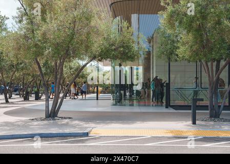 Moderner Apple Store mit Kunden in Mountain View Stockfoto