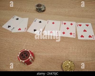 Poker spielen auf den drei Karten des Spielers. Kombinationen im Pokerspiel. Stockfoto