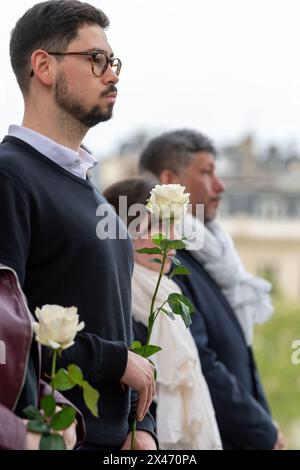 Ein Familienmitglied hält eine weiße Rose, die auf dem Grab eines gefallenen Soldaten liegt, während einer freundlichen Wiederbelebungszeremonie für die Alumni der Pariser Fremdenlegion und der Fremdenlegion am Arc de Triomphe, Paris. Vor dem Hintergrund des Arc de Triomphe, Paris, hielten Alumni und Einheiten der Pariser Fremdenlegion eine feierliche Versammlung ab. In Übereinstimmung mit der Tradition würdigt die Veranstaltung das Erbe der Legion an Dienst und Opfer. Veteranen und aktive Mitglieder nehmen an Formalitäten Teil, einschließlich Flaggenpräsentationen und Medaillenzeremonien. Das Ereignis unterstreicht die historische Bedeutung der Einheit innerhalb der Fren Stockfoto