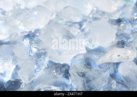 Viele Stücke zerstoßenes Eis als Hintergrund, Nahaufnahme Stockfoto