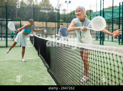 Frauen, die während des Trainings auf dem Platz ein Padel-Tennisspiel spielen Stockfoto