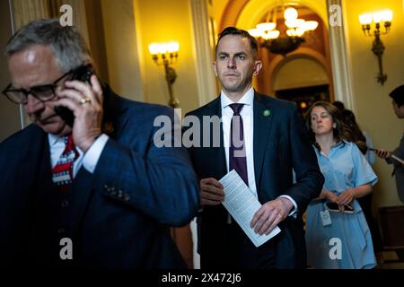 Washington, USA. April 2024 30. Abgeordneter Rob Menendez (D-N.J.) im US-Kapitol in Washington, DC, am Dienstag, den 30. April, 2024. (Graeme Sloan/SIPA USA) Credit: SIPA USA/Alamy Live News Stockfoto