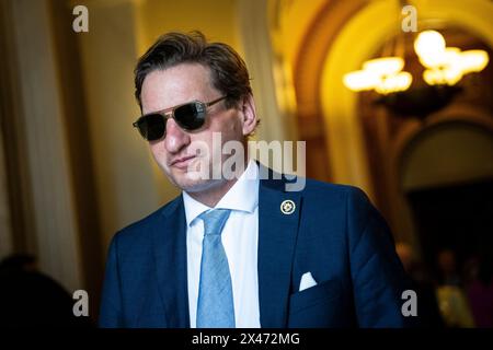 Washington, USA. April 2024 30. Der Repräsentant Dean Phillips (D-MN) im US-Kapitol in Washington, DC, am Dienstag, den 30. April, 2024. (Graeme Sloan/SIPA USA) Credit: SIPA USA/Alamy Live News Stockfoto