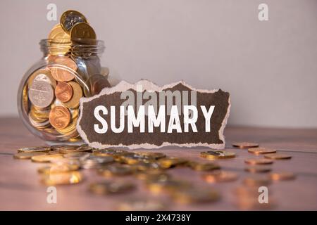 ZUSAMMENFASSUNG Wort über Holzwürfel, Zusammenfassung Konzept. Stockfoto