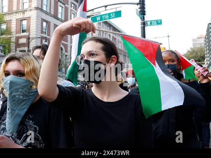 New York, Usa. April 2024 30. Palästinensische Demonstranten versammeln sich am Dienstag, den 30. April 2024, vor dem Broadway-Eingang der Columbia University in New York City. Pro-palästinensische Studentendemonstratoren besetzten das Gebäude der Hamilton Hall über Nacht und weigerten sich, das Gebäude zu räumen. Pro-palästinensische Proteste haben sich fast zwei Wochen auf dem Campus der Schule fortgesetzt. Foto: John Angelillo/UPI Credit: UPI/Alamy Live News Stockfoto