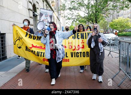 New York, Usa. April 2024 30. Palästinensische Demonstranten versammeln sich am Dienstag, den 30. April 2024, vor dem Broadway-Eingang der Columbia University in New York City. Pro-palästinensische Studentendemonstratoren besetzten das Gebäude der Hamilton Hall über Nacht und weigerten sich, das Gebäude zu räumen. Pro-palästinensische Proteste haben sich fast zwei Wochen auf dem Campus der Schule fortgesetzt. Foto: John Angelillo/UPI Credit: UPI/Alamy Live News Stockfoto