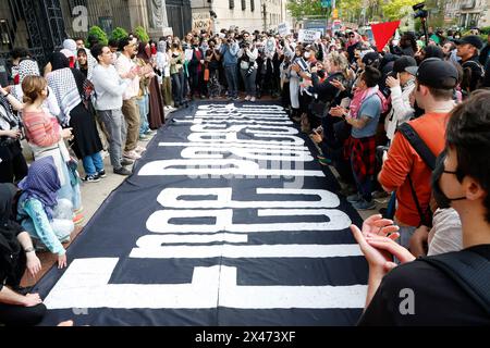 New York, Usa. April 2024 30. Palästinensische Demonstranten versammeln sich am Dienstag, den 30. April 2024, vor dem Broadway-Eingang der Columbia University in New York City. Pro-palästinensische Studentendemonstratoren besetzten das Gebäude der Hamilton Hall über Nacht und weigerten sich, das Gebäude zu räumen. Pro-palästinensische Proteste haben sich fast zwei Wochen auf dem Campus der Schule fortgesetzt. Foto: John Angelillo/UPI Credit: UPI/Alamy Live News Stockfoto