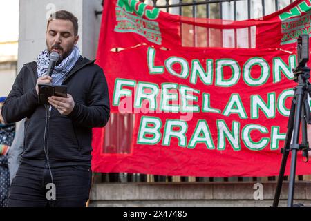 Whitehall, London, Großbritannien. Montag, 29. April 2024. Anlässlich des International Workers' Memorial Day veranstaltete die National Union of Journalist London Freelance Branch eine Mahnwache gegenüber der Downing Street. Es wurden Reden gehalten, um an Journalisten und Medienarbeiter zu erinnern, die vom israelischen Militär in seinem anhaltenden Krieg gegen das Volk von Gaza getötet wurden. Der im Vereinigten Königreich lebende palästinensische Journalist Ibrahim Khadra. Abdullah Bailey/Alamy Live News Stockfoto