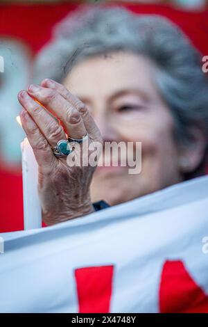 Whitehall, London, Großbritannien. Montag, 29. April 2024. Anlässlich des International Workers' Memorial Day veranstaltete die National Union of Journalist London Freelance Branch eine Mahnwache gegenüber der Downing Street. Es wurden Reden gehalten, um an Journalisten und Medienarbeiter zu erinnern, die vom israelischen Militär in seinem anhaltenden Krieg gegen das Volk von Gaza getötet wurden. Abdullah Bailey/Alamy Live News Stockfoto