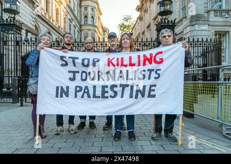 Whitehall, London, Großbritannien. Montag, 29. April 2024. Anlässlich des International Workers' Memorial Day veranstaltete die National Union of Journalist London Freelance Branch eine Mahnwache gegenüber der Downing Street. Es wurden Reden gehalten, um an Journalisten und Medienarbeiter zu erinnern, die vom israelischen Militär in seinem anhaltenden Krieg gegen das Volk von Gaza getötet wurden. Abdullah Bailey/Alamy Live News Stockfoto