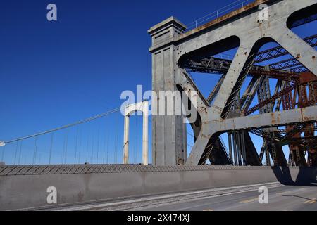 Konzept von Alt und Neu. Québec-Brücke im Vorgarten und Pierre Laporte-Brücke im Hintergrund Stockfoto